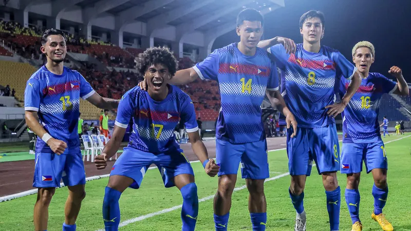 Niềm vui của U22 Philippines sau khi giành vé vào bán kết với ngôi đầu bảng C. Ảnh: PFF