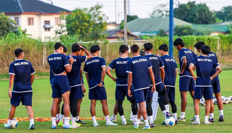 Các cầu thủ U22 Malaysia trên sân tập trước cuộc so tài với U22 Việt Nam. Ảnh: FAM