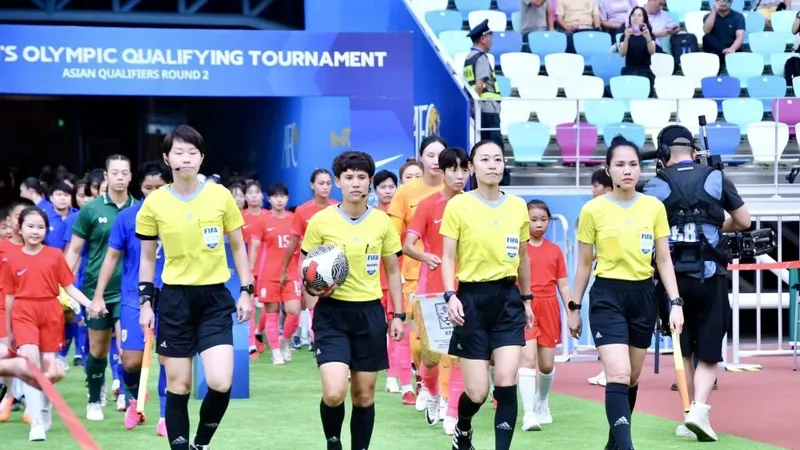 Trọng tài Lê Thị Ly (thứ 2 từ trái sang) và trợ lý trọng tài Hà Thị Phượng (ngoài cùng bên phải).