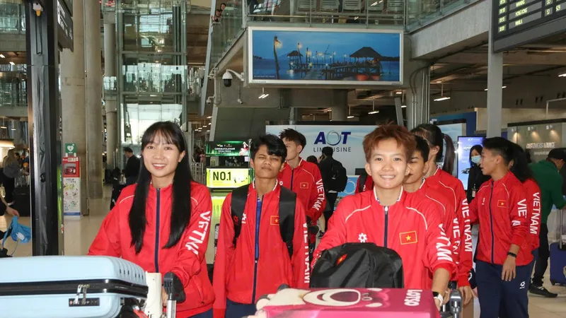 Các cầu thủ khi đến sân bay quốc tế Suvarnabhumi