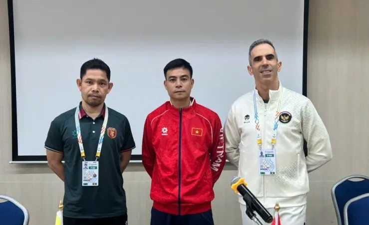 HLV Nguyễn Đình Hoàng (giữa) cùng HLV hai đội tuyển futsal nữ Indonesia và Myanmar tại buổi họp báo.