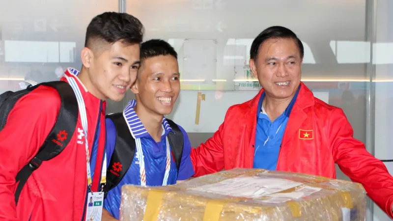 Phó Chủ tịch VFF Trần Anh Tú ra sân bay đón đội tuyển futsal Việt Nam.