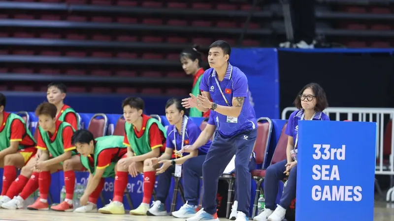 Thầy trò HLV Nguyễn Đình Hoàng đã vượt qua trận bán kết đầy khó khăn.