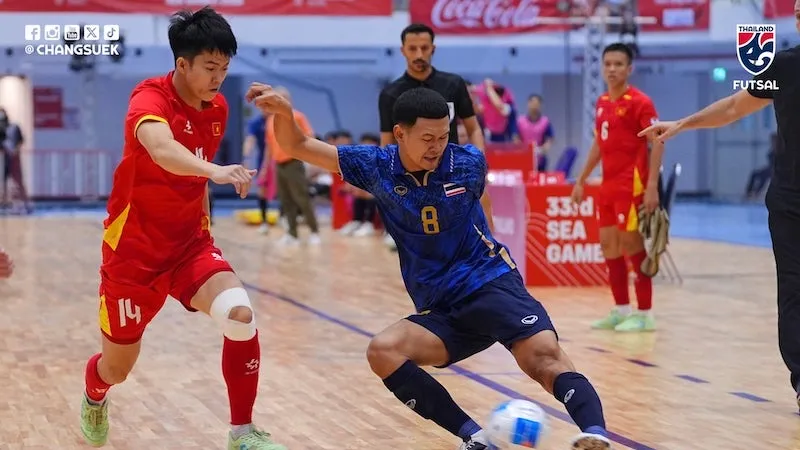 Các cầu thủ Việt Nam đã có trận đấu đầy nỗ lực trước đội chủ nhà. Ảnh: FAT