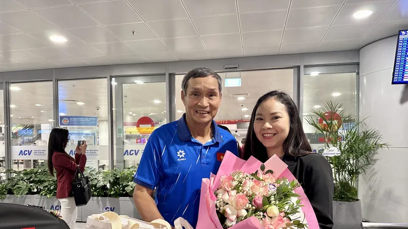 Phó Tổng thư ký LĐBĐVN Đinh Thị Thu Trang đón đội tuyển nữ Việt Nam tại sân bay. .