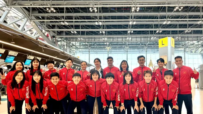 Những nhà đương kim vô địch futsal nữ SEA Games rạng ngời trong ngày về.
