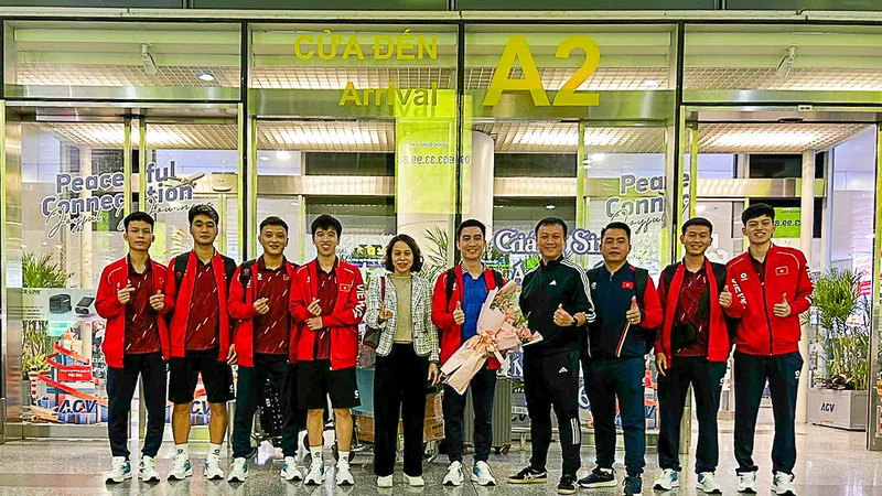 Nhóm cầu thủ về Hà Nội được lãnh đạo VFF đón ở sân bay Nội Bài.