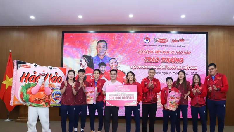 Đội tuyển nữ Việt Nam được nhà tài trợ Acecook và Hảo Hảo thưởng 500 triệu đồng ngay sau khi về nước.