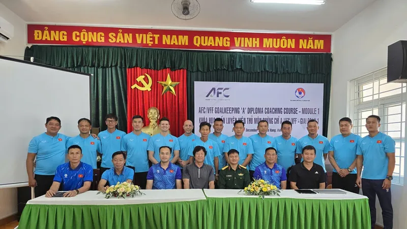 Các học viên chụp hình lưu niệm cùng Ban tổ chức lớp học.