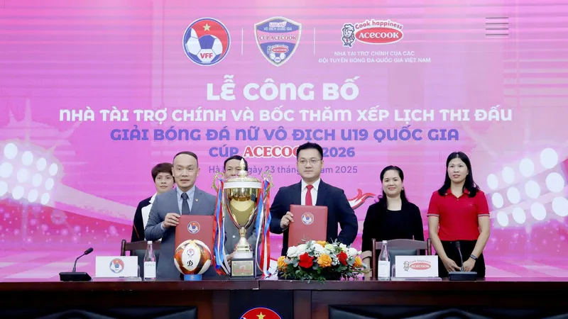 Tổng thư ký VFF Nguyễn Văn Phú và đại diện nhà tài trợ tại lễ ký hợp đồng.