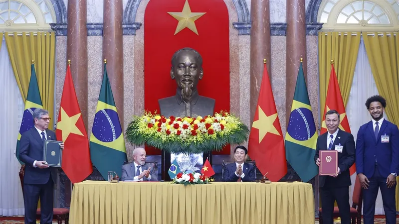 Chủ tịch nước Lương Cường và Tổng thống Luiz Inácio Lula da Silva chứng kiến lễ trao văn kiện hợp tác giữa VFF và LĐBĐ Brazil. Ảnh: Lâm Khánh/TTXVN