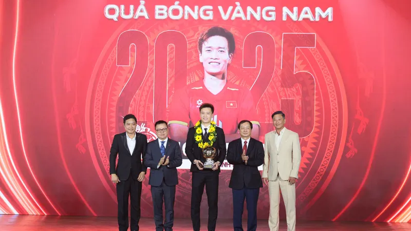 Đại sứ Thương hiệu LPBank Hoàng Đức được vinh danh Quả bóng vàng Việt Nam 2025