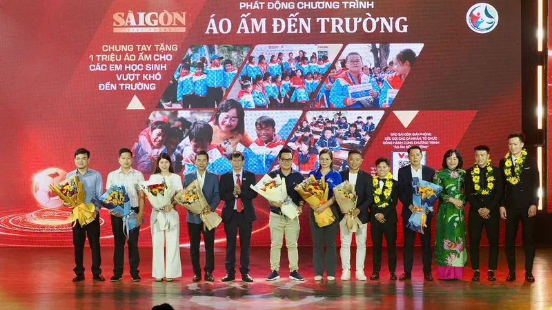 Báo SGGP tặng hoa các nhà tài trợ đầu tiên đồng hành với chương trình Áo ấm đến trường.