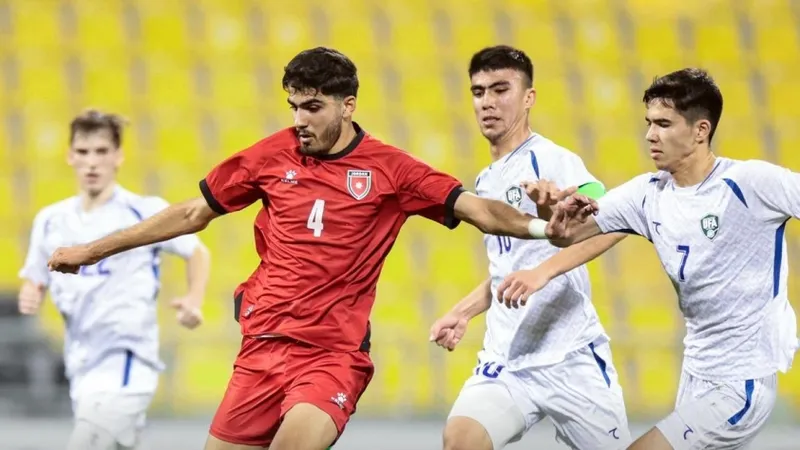 Cuộc so tài bất phân thắng bại giữa U23 Syria (áo đỏ) và U23 Uzbekistan.