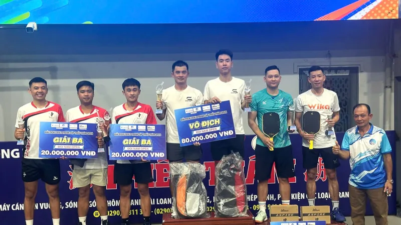 Ban tổ chức trao thưởng cho các VĐV đoạt giải.