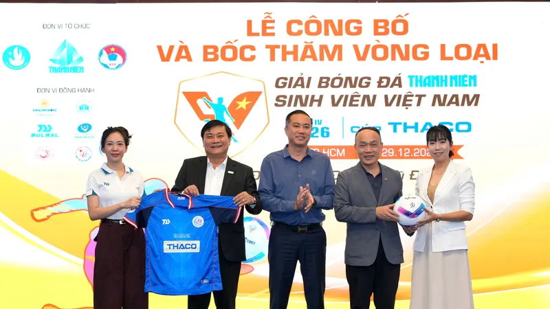 Tổng biên tập Báo Thanh Niên Nguyễn Ngọc Toàn - Trưởng ban Tổ chức giải (thứ hai từ trái qua), Phó chủ tịch VFF Nguyễn Xuân Vũ (giữa) và Tổng thư ký VFF Nguyễn Văn Phú (thứ hai từ phải qua) cùng đại diện các đơn vị tài trợ.