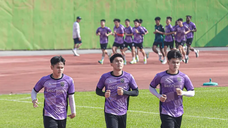 Hồ Tấn Tài (bìa phải) đã sẵn sàng để trở lại sân cỏ sau 1 năm điều trị chấn thương.