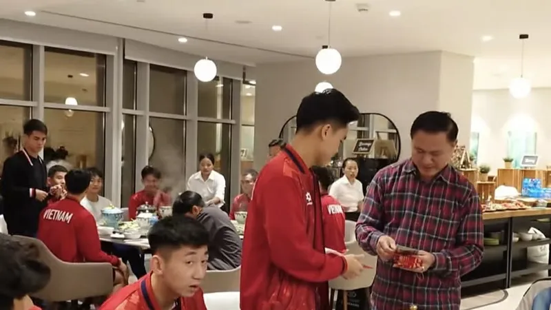Ông Trần Anh Tú đến chúc mừng năm mới và trao bao lì xì đến từng thành viên đội U23 Việt Nam.