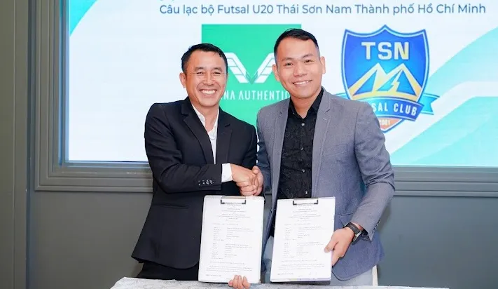 Ông Nguyễn Bảo Trung (bên trái) và ông Trần Ngọc Việt trong lễ ký hợp đồng vào ngày 2-1.