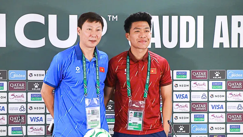HLV KIm Sang-sik cùng hậu vệ Lý Đức tại buổi họp báo.