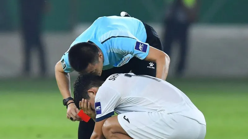 Kyrgyzstan sớm bất lợi về người khi Sharshenbekov lãnh thẻ đỏ vào phút 34. Ảnh: AFC