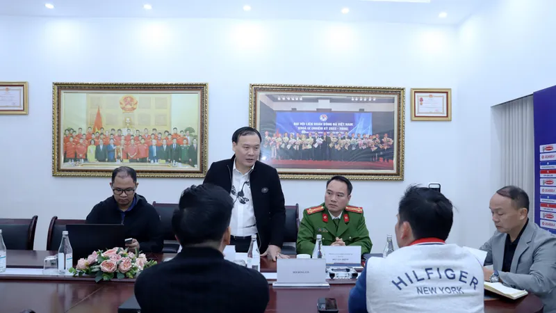 Tổng thư ký VFF Nguyễn Văn Phú (bài phải) chủ trì buổi làm việc.