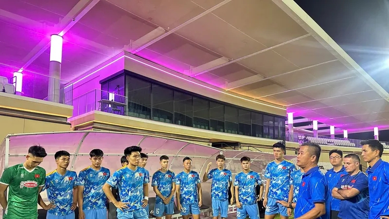 Ông Đinh Hồng Vinh trong giai đoạn làm quyền HLV đội U23 Việt Nam khi HLV Kim Sang-sik tập trung ở đội tuyển Việt Nam.