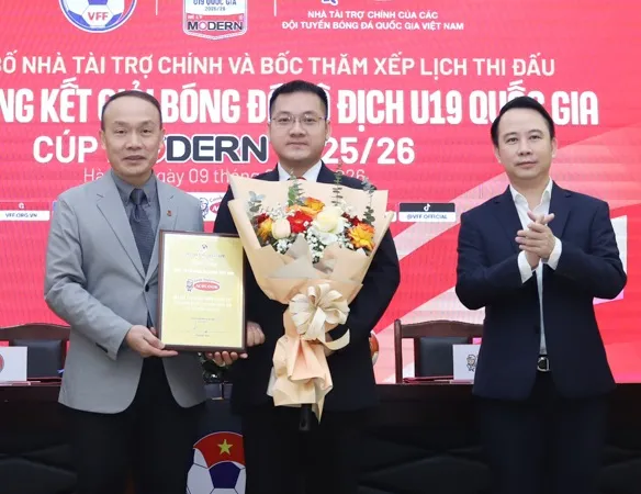Tổng thư ký VFF Nguyễn Văn Phú trao hoa và kỷ niệm chương đến đại diện nhà tài trợ Acecook Việt Nam tại buổi họp báo.
