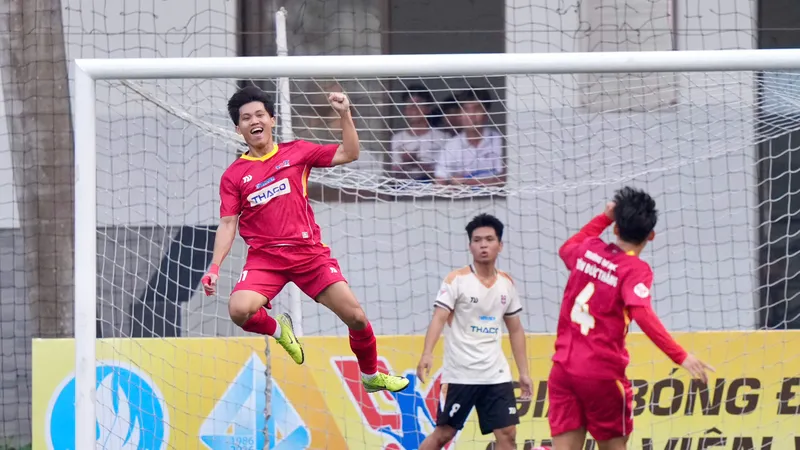 Trường Đại học Tôn Đức Thắng (áo đỏ) thắng đậm với tỷ số 6-0 trước Trường Đại học Ngân hàng TPHCM. Ảnh: ĐỘC LẬP