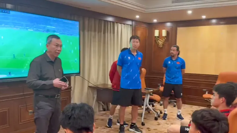 Chủ tịch VFF Trần Quốc Tuấn căn dặn các cầu thủ U23 Việt Nam trước trận đấu với U23 Saudi Arabia.
