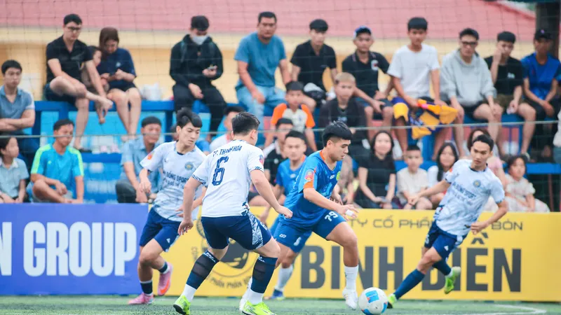 Nông Cống FC (áo xanh) giành Cúp vô địch mùa giải 2025-2026.
