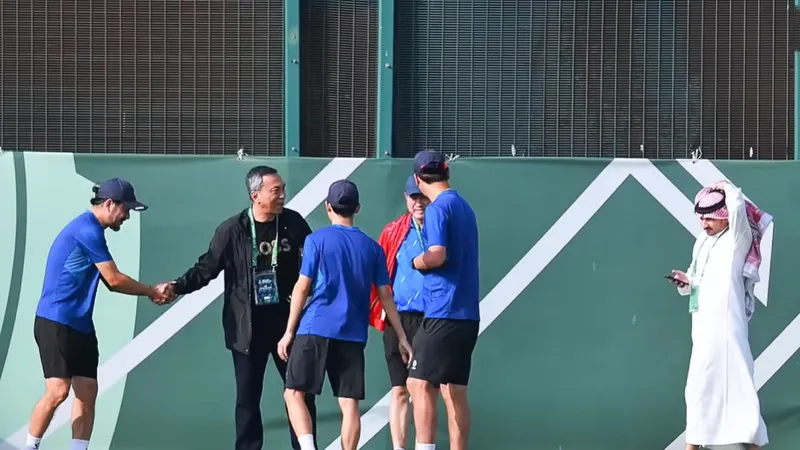 Chủ tịch VFF Trần Quốc Tuấn đến sân tập của U23 Việt Nam vào chiều 11-1 để động viên toàn đội.
