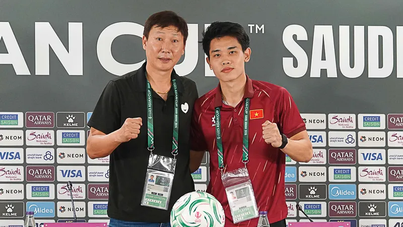 HLV Kim Sang-sik cùng các học trò sẵn sàng viết tiếp kỳ tích