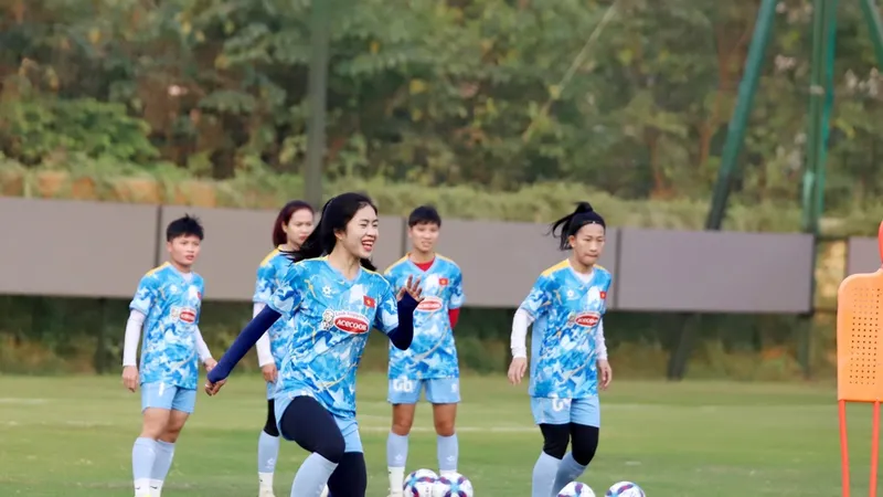 Thanh Nhã cùng các đồng đội trên sân tập ngày 14-1