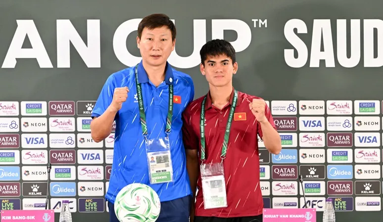 HLV Kim Sang-sik cùng thủ quân Khuất Văn Khang tại buổi họp báo.