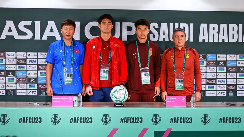 HLV trưởng và đại diện cầu thủ hai đội U23 Việt Nam và U23 Trung Quốc tại buổi họp báo.