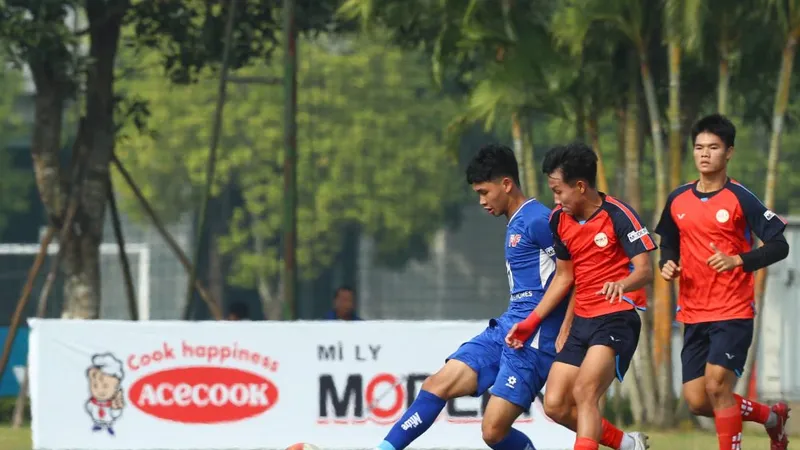 Đội TPHCM (áo đỏ) để thua 2-4 trước PVF.