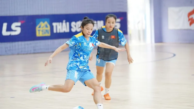 Các tuyển thủ futsal nữ Việt Nam trên sân tập ngày 19-1