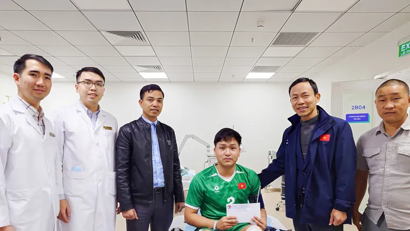 Ông Nguyễn Minh Châu thăm hỏi thủ môn Nguyễn Văn Lực sau ca phẫu thuật.