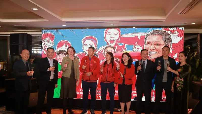 Đại diện Đại sứ quán Australia cùng lãnh đạo VFF, HLV Mai Đức Chung và thủ quân Huỳnh Như tại buổi tiệc.