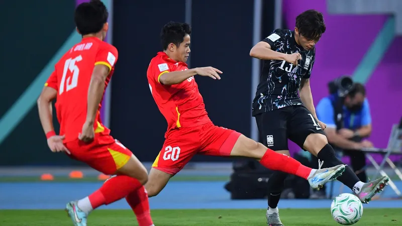 U23 Hàn Quốc bế tắc trước lối chơi lăn xả và tinh thần cao của các cầu thủ trẻ Việt Nam. Ảnh: AFC