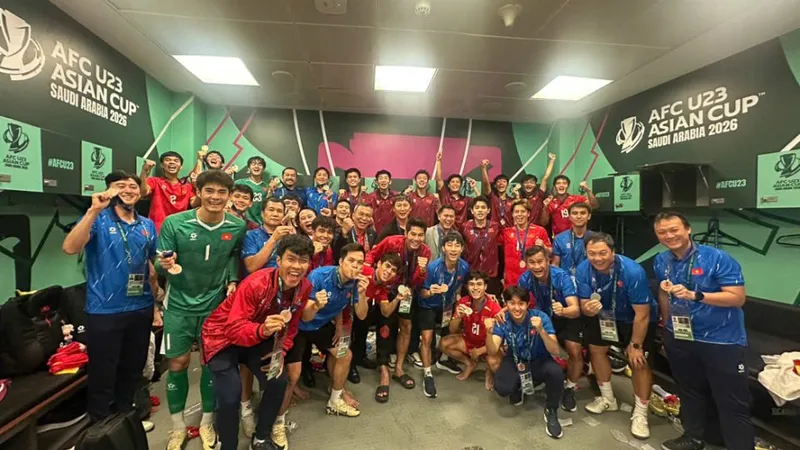 Lãnh đạo VFF cùng toàn đội vui mừng với tấm Huy chương Đồng U23 châu Á 2026.