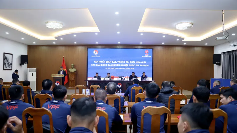 Các Giám sát, trọng tài vào đợt tập huấn giữa mùa
