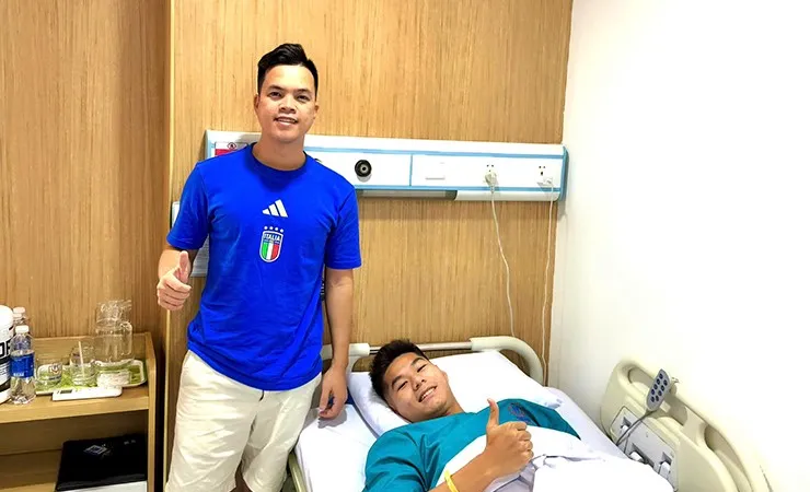 Bác sĩ đội tuyển Việt Nam, ông Trần Huy Thọ bên cạnh Hiểu Minh tại bệnh viện.