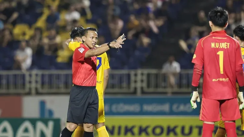 Trọng tài Malaysia Joffri Bin Ali (trái). Ảnh: VPF