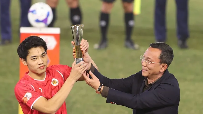 Chủ tịch VFF Trần Quốc Tuấn trao Giải Vua phá lưới VCK U23 châu Á 2026 cho Nguyễn Đình Bắc.