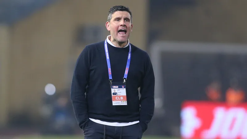 HLV Albadalejo bị phạt nặng vì những phản ứng gay gắt sau trận đấu ở vòng 12 V-League 2025-2026. Ảnh: Q.T