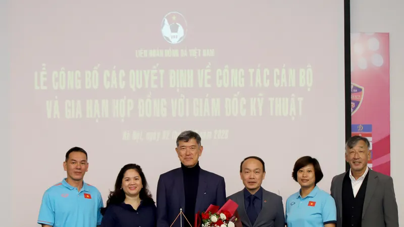 Ông Koshida Takeshi cùng lãnh đạo VFF và các cộng sự tại lễ ký gia hạn hợp đồng vào sáng 2-2.