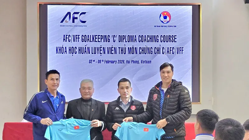 HLV Nguyễn Thế Anh (bìa trái) và Đặng Đình Đức (bìa phải) trực tiếp đứng lớp tại khóa học lần này.