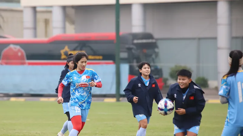 Đội tuyển nữ Việt Nam trên sân tập sáng 3-2.